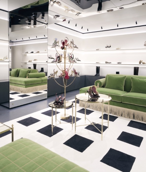 https://www.valentino.com/world-of-valentino/news/store-reopening-montenapoleone