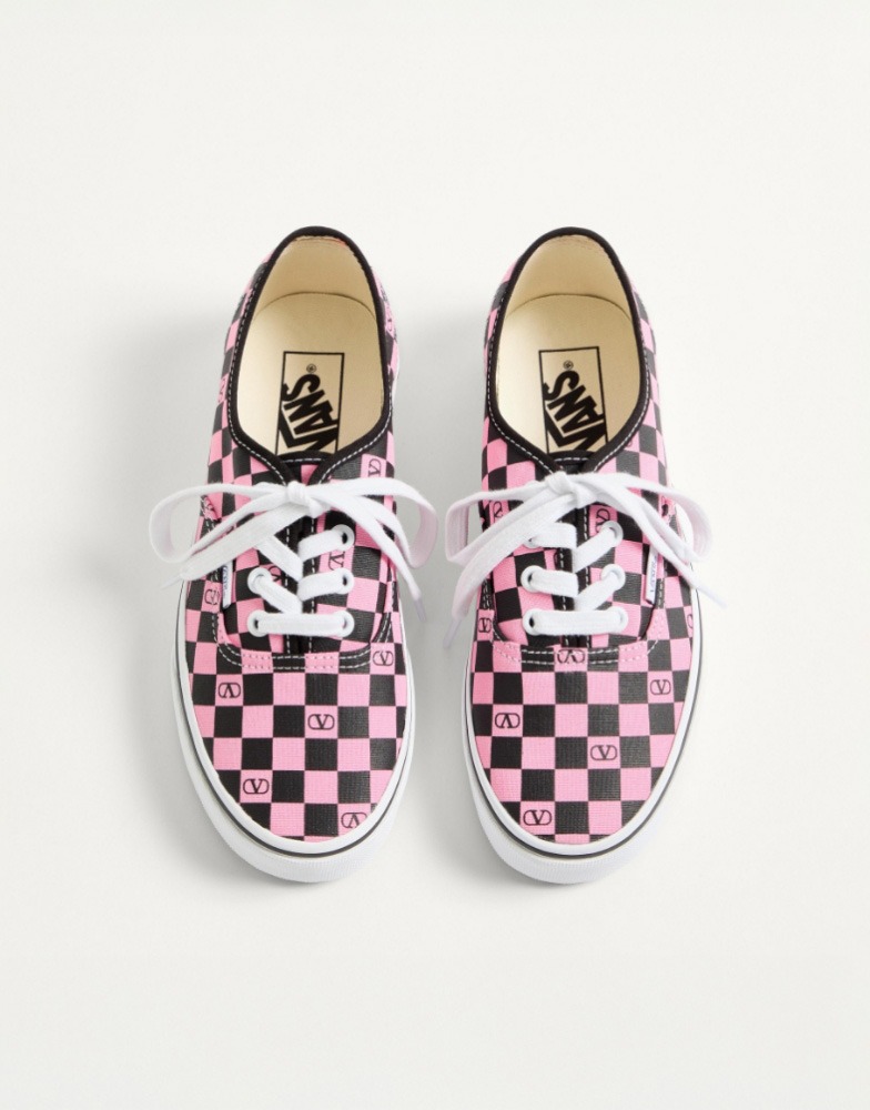 https://www.valentino.com/product-WS0ND8HPK_DPM