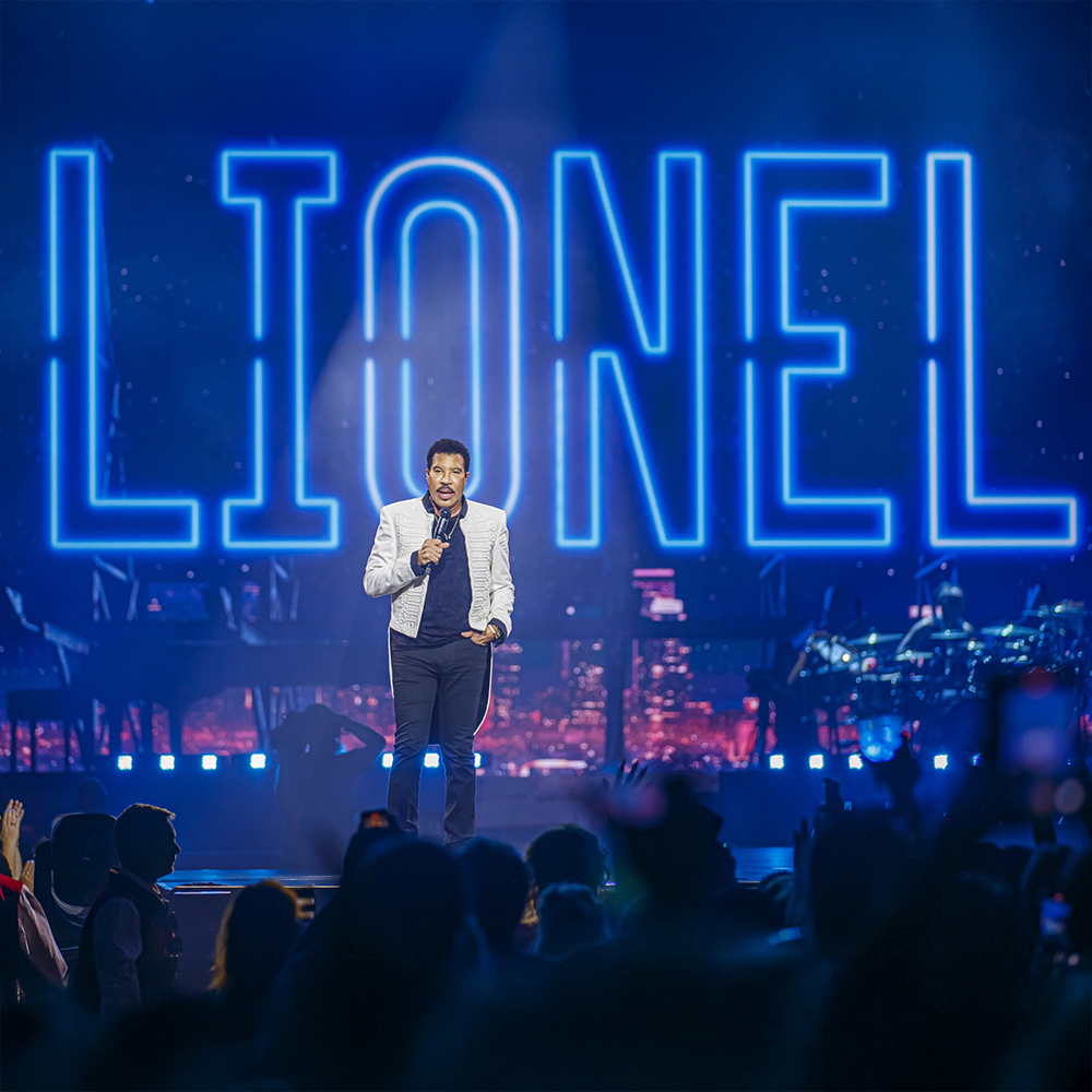 Image of Lionel Richie on stage.