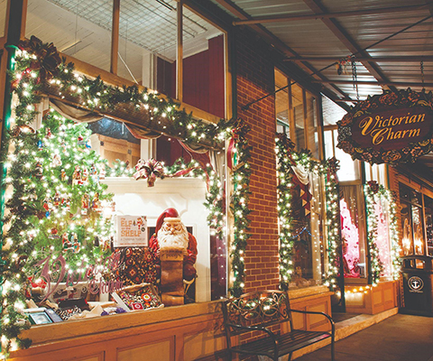 Picture of a beautiful Maryland street decorated for the holidays.