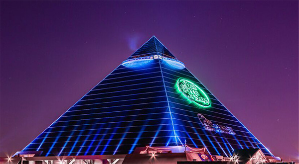 An image of the pyramid-shaped exterior of Memphis' Bass Pro Shops against a purple sky