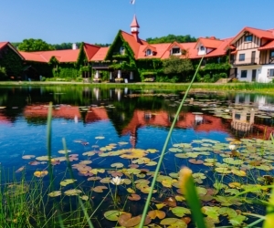 Ivy covered exterior of a hotel at The Highlands. 