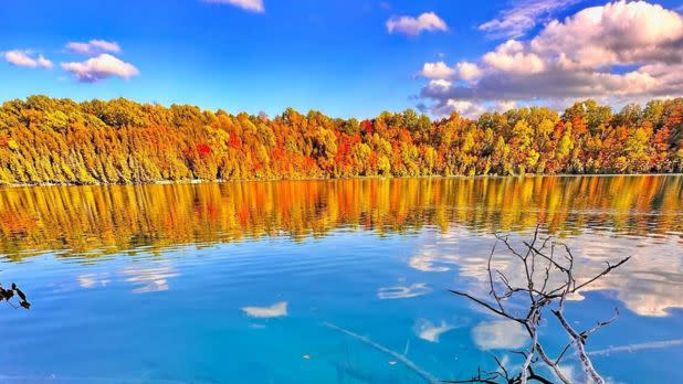 Fall foliage in Green Lakes State Park