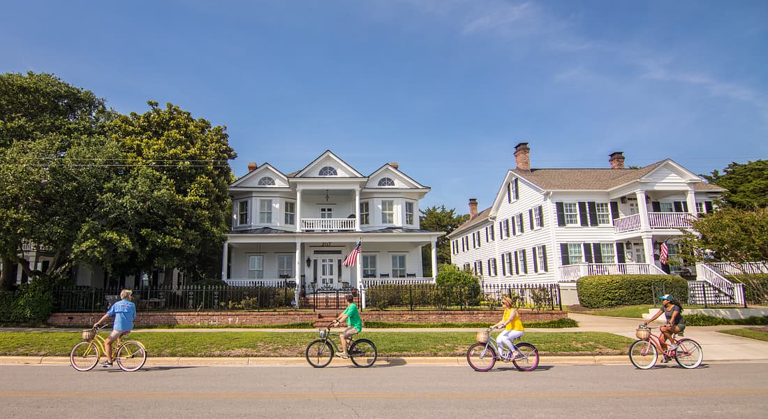 Tour riding through the Beaufort Historic District and passing historic homes