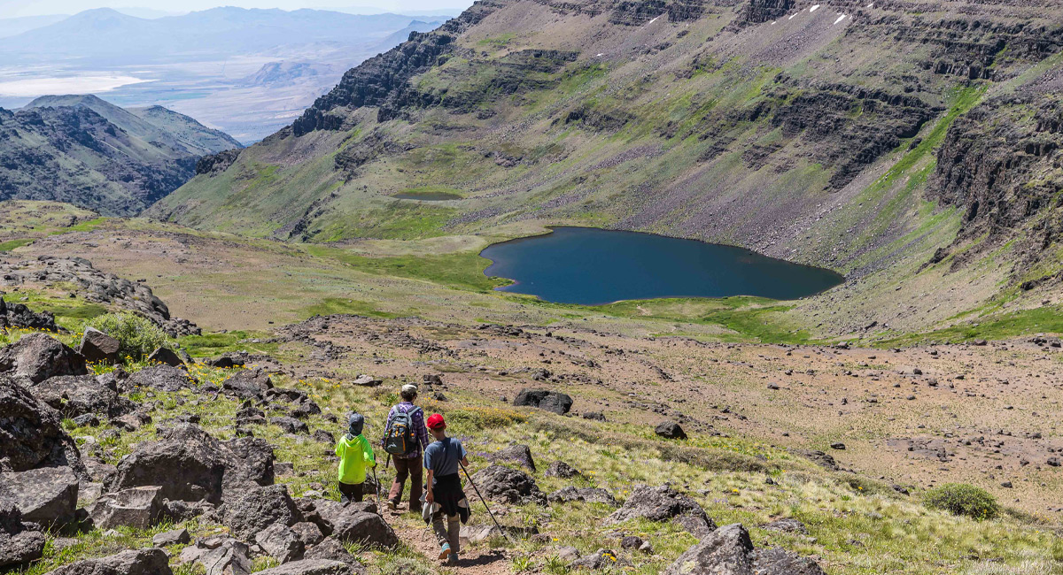 Hikers descend towards Wildhorse Lake.