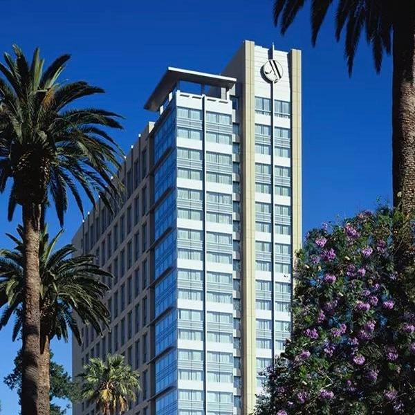 Frontal view of the San Jose Marriott Downtown in the daytime.