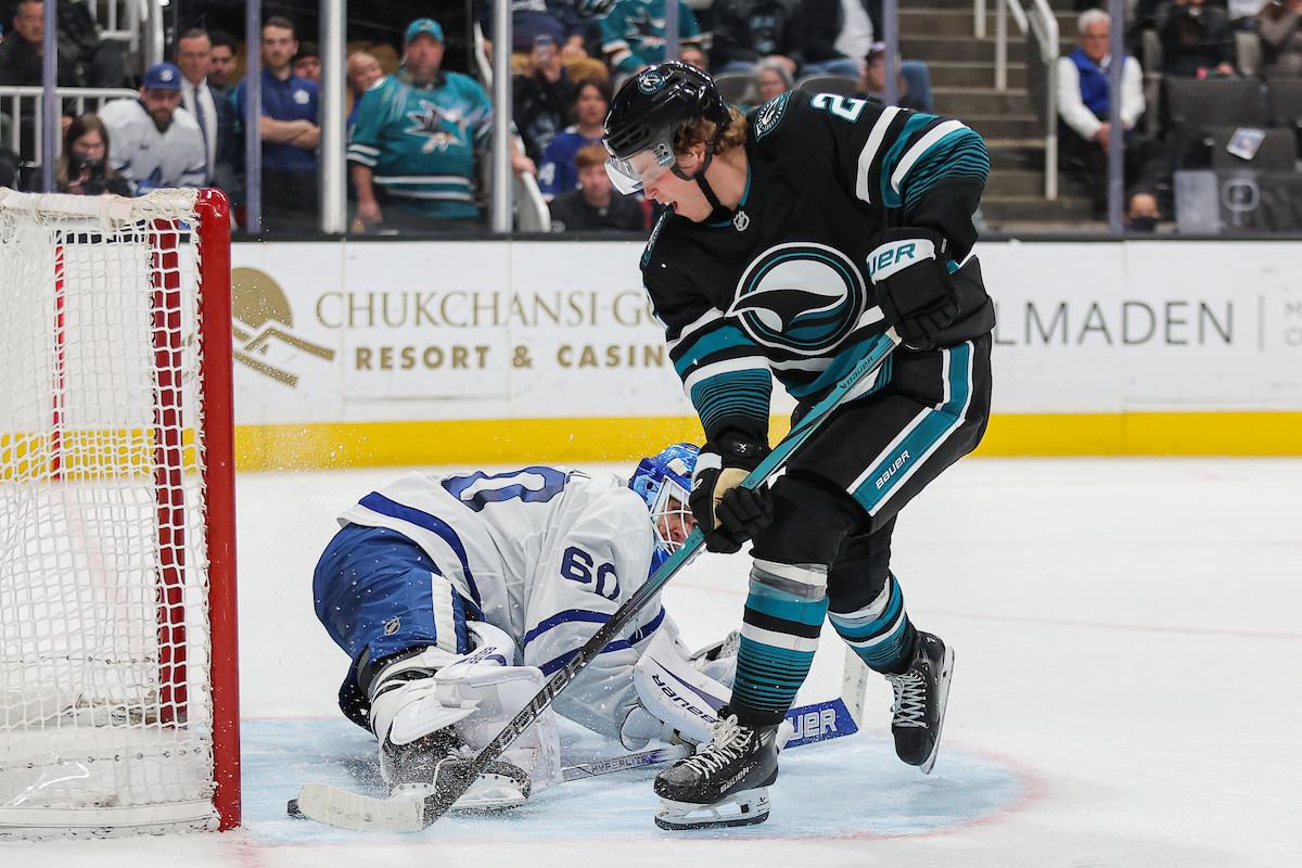 Hockey players on the San José Sharks during a match.