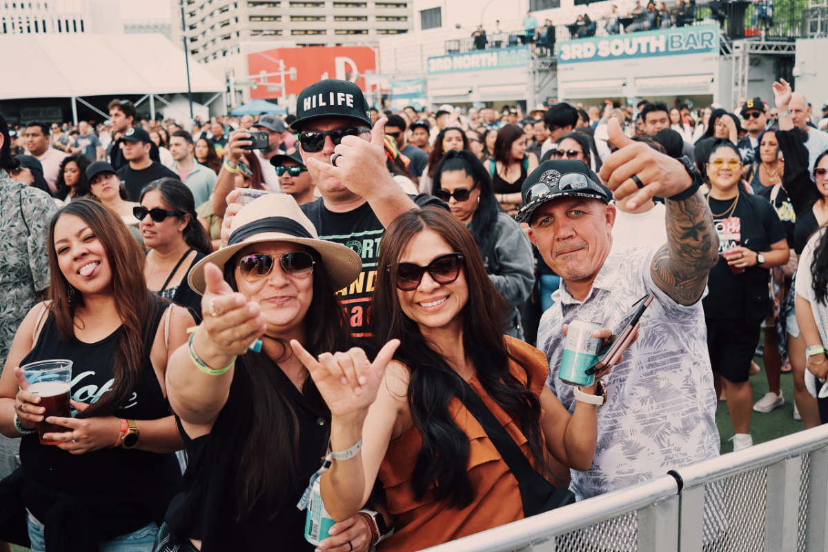A crowd dancing at Holo Holo music festival in San José.