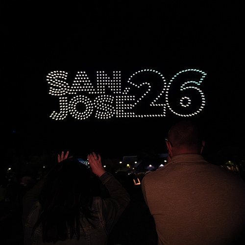 Drones spell out San José 26 in the night sky.