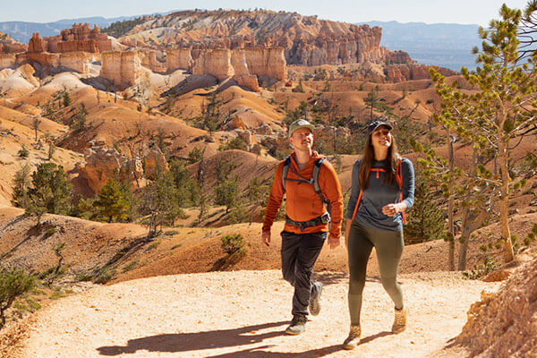 two people hiking in bryce canyon