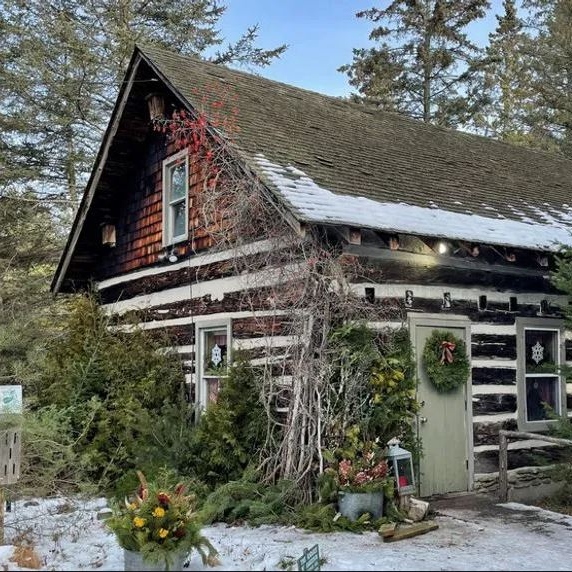 Exterior view of a cabin decorated for christmas 