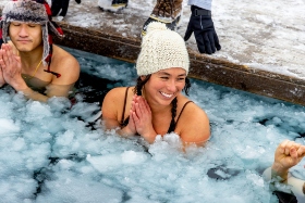 friends experiencing cold water plunge 