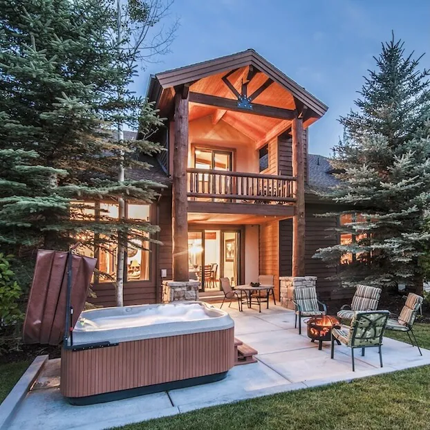 Discover Vrbos with hot tubs.