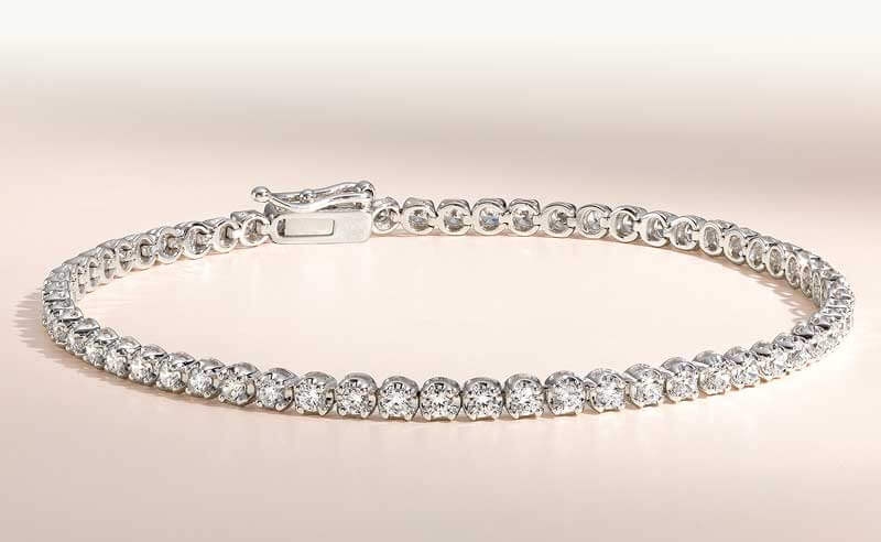 Classic tennis bracelet, with brilliant round-cut diamonds.